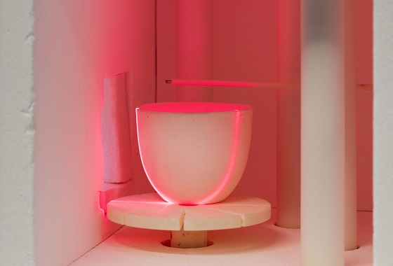 Shown is a ceramic sample in the measuring chamber of the high-temperature laser profilometer.