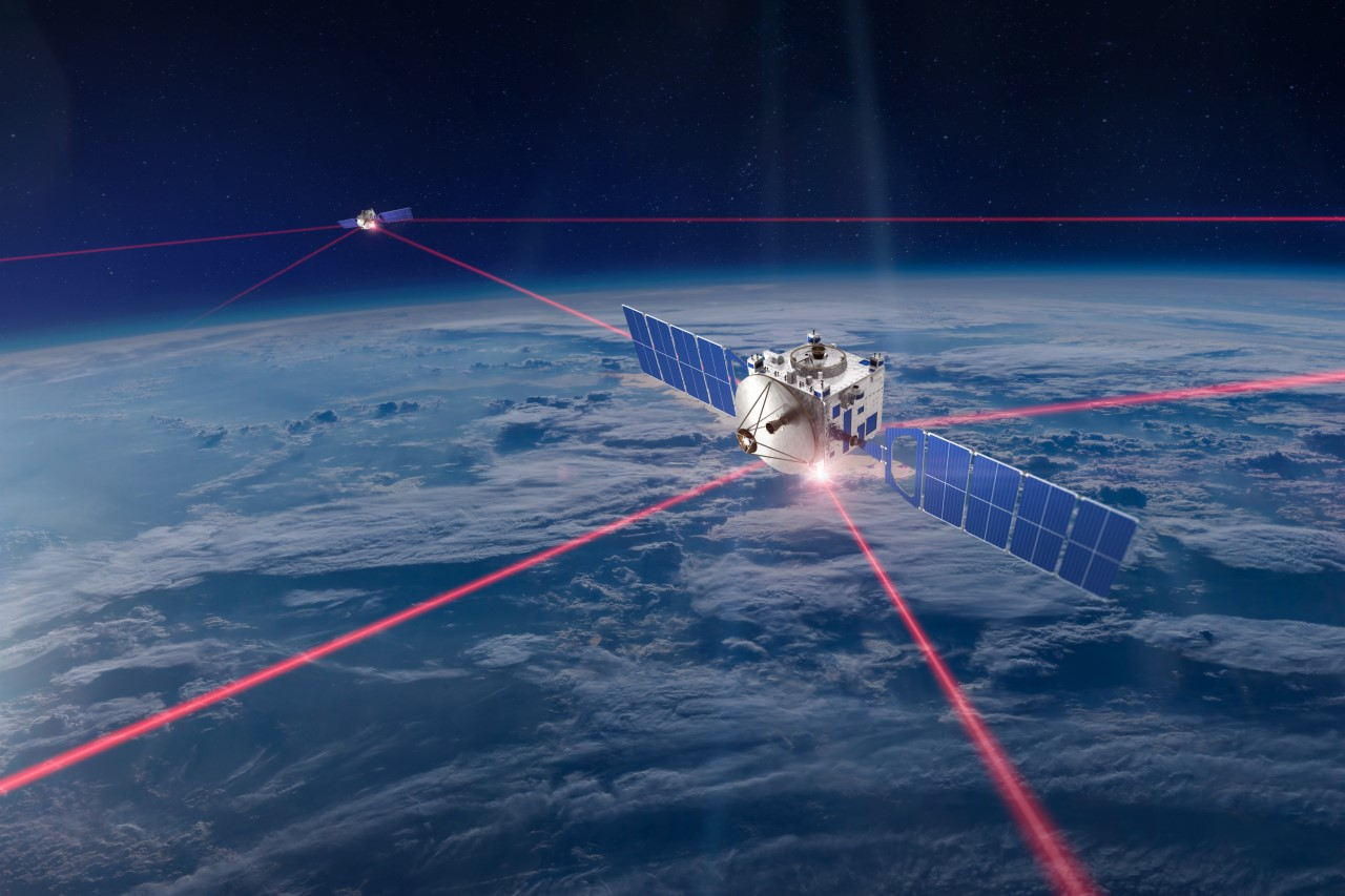 FIGURE 1. Laser links between pairs of satellites in low-Earth orbit would provide the backbone for a global wireless network, with radio links to the Earth.