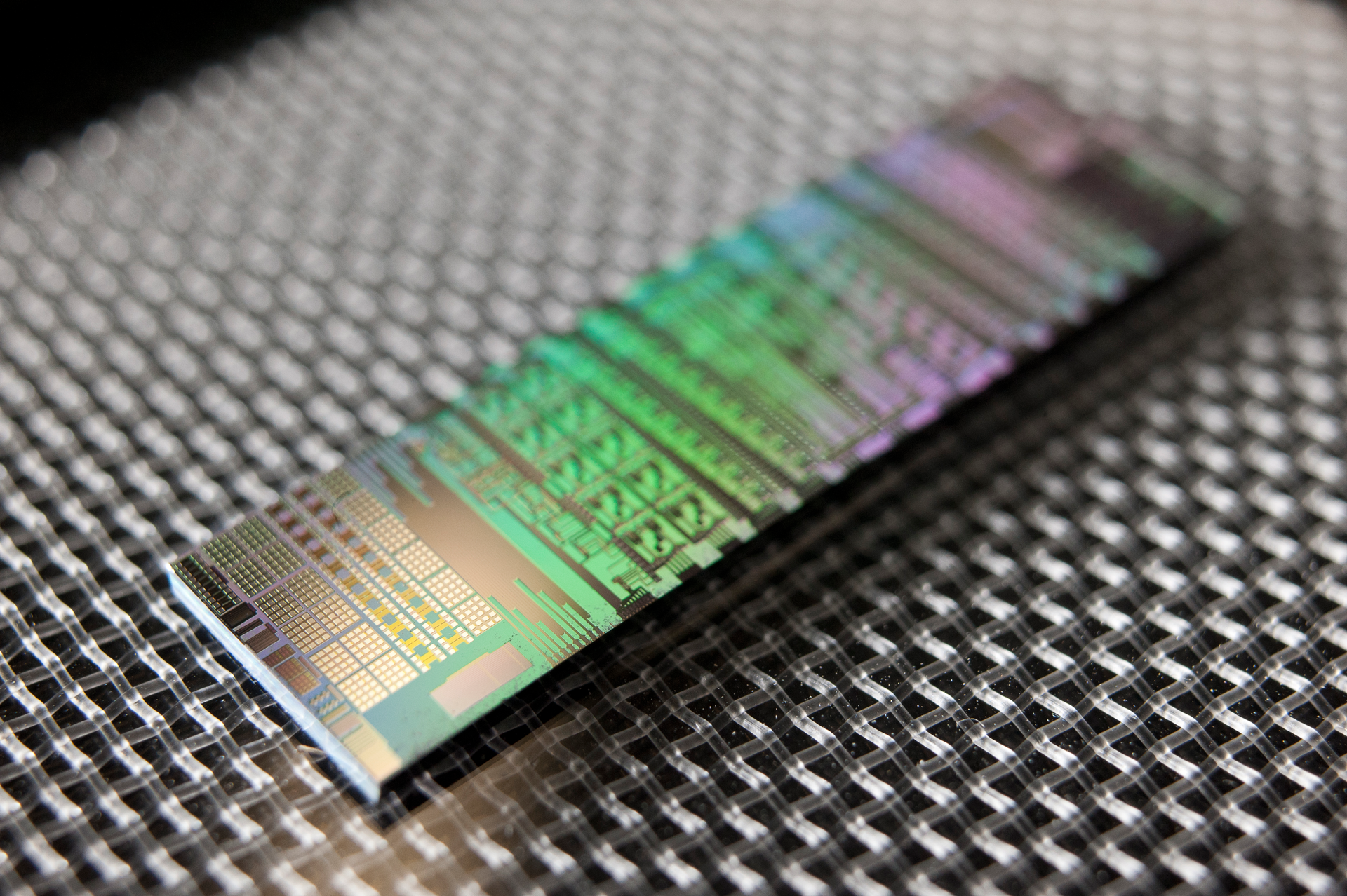 OSC's Center for Integrated Access Networks (CIAN) collaborates to develop photonic integrated circuits based on a silicon photonics platform. This chip includes functionalities such as optical performance monitors with onboard detectors and optical add-drop multiplexers to obtain higher-order network functions.