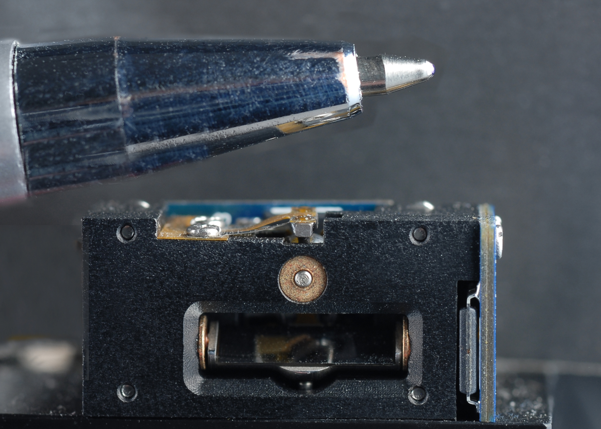 FIGURE 1. This two-mirror beam-steering system with piezo actuators is a highly miniaturized version of a conventional galvanometer ('galvo')-based beam-steering system.