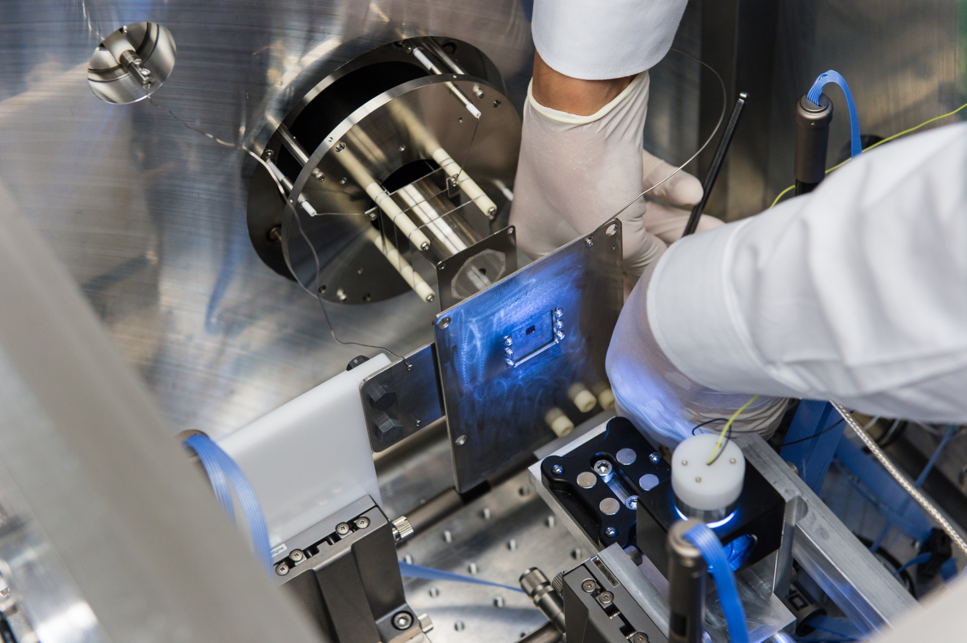 Precise positioning of cell samples allows laser drilling, which in turn enables chemical characterization and nanoscale anatomical charting in 3D.