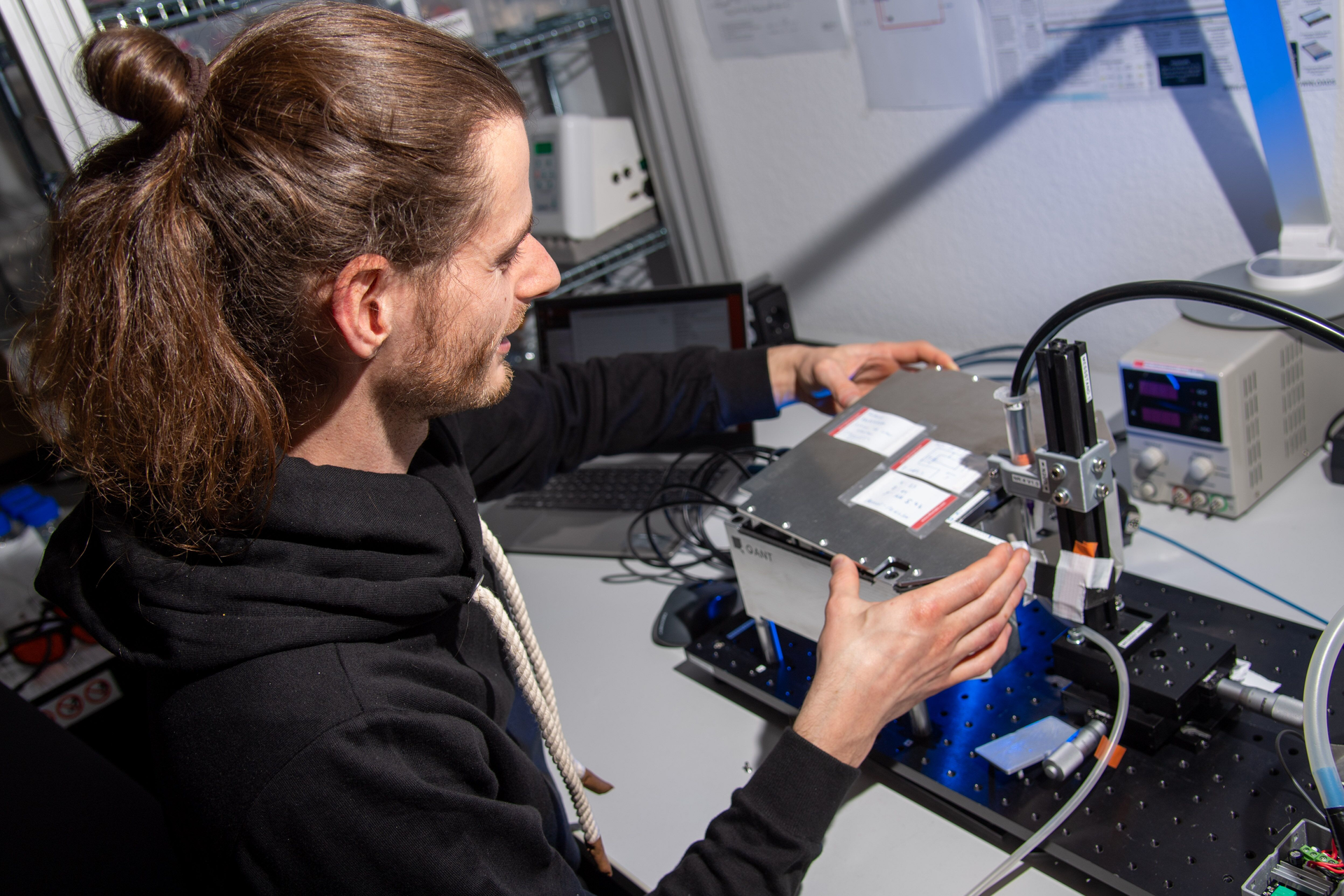 Q.ANT and SICK are jointly developing quantum sensors for industry; here, a Q.ANT employee is checking the overall functionality of the sensor at this measurement stand.