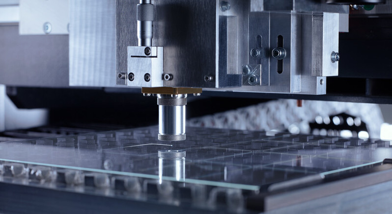 A TRUMPF TruMicro Series 5000 ultrashort-pulse laser does high-speed cutting of glass using TOP Cleave optics.