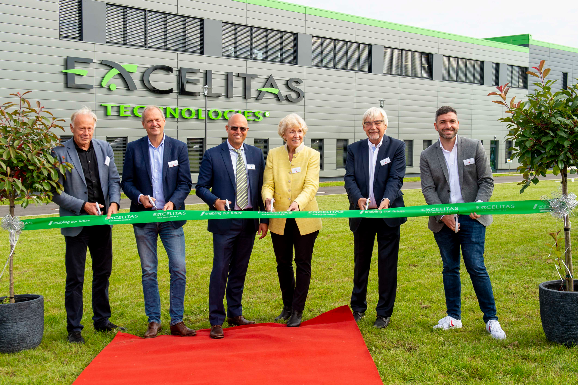 Ribbon-cutting ceremony (L-R): J&uuml;rgen Trittin and Fritz G&uuml;ntzler (Members of the German Bundestag), Robert Vollmers (Excelitas VP), Ursula Haufe (GWG Managing Director), Rolf-Georg K&ouml;hler (Mayor of G&ouml;ttingen), and Konstantin Kuhle (Member of the German Bundestag).