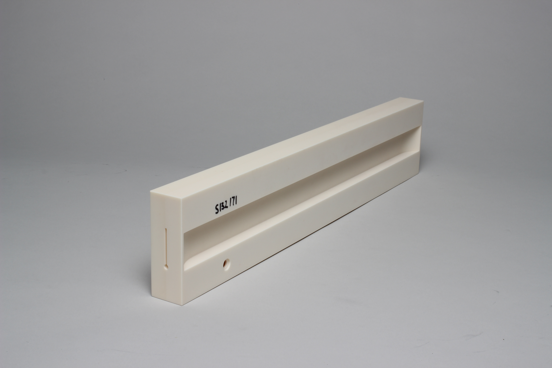 FIGURE 1. Iradion Laser&rsquo;s CO2 laser design hermetically seals the CO2 laser gas mixture in an aluminum-oxide ceramic core or chamber.