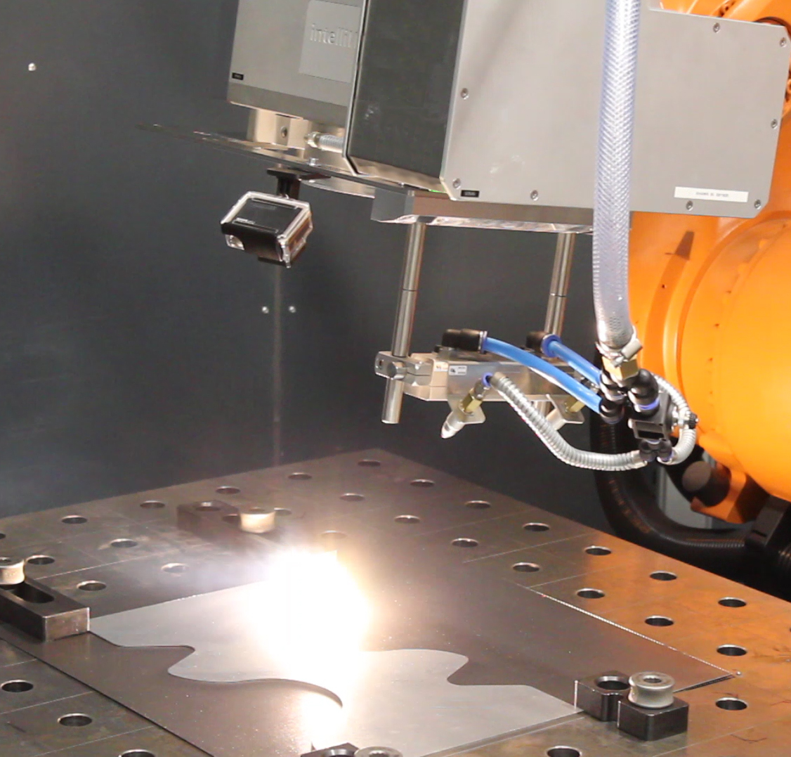 FIGURE 1. Demonstration of 3D on-the-fly welding with omnidirectional seam tracking.