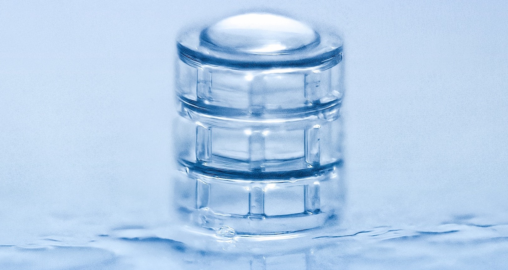 3D-printed glass micro-objective with a numerical aperture of 0.4 and a diameter of 0.25 mm.