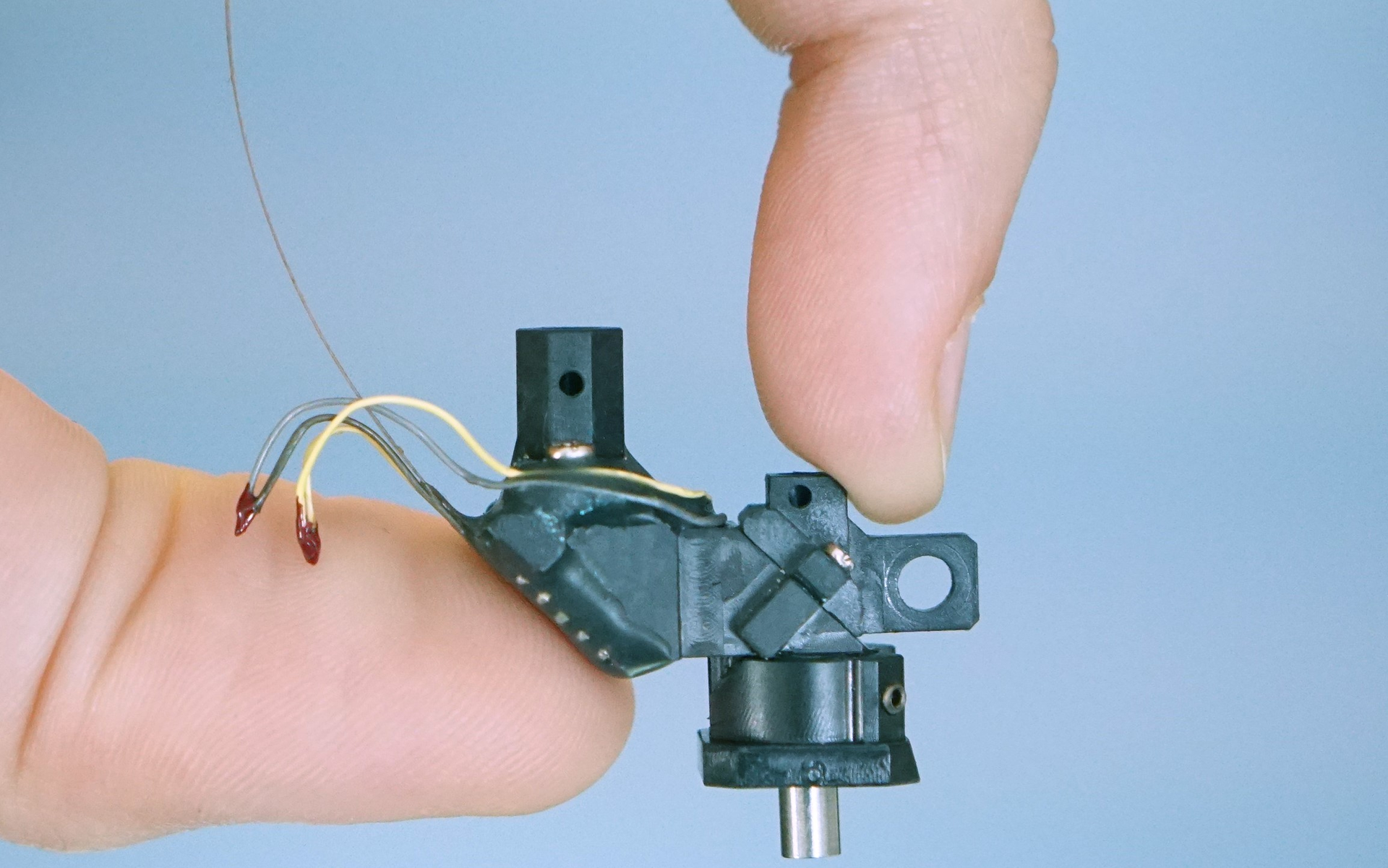 FIGURE 1. A 3-g MINI2P miniaturized head-mounted two-photon microscope.