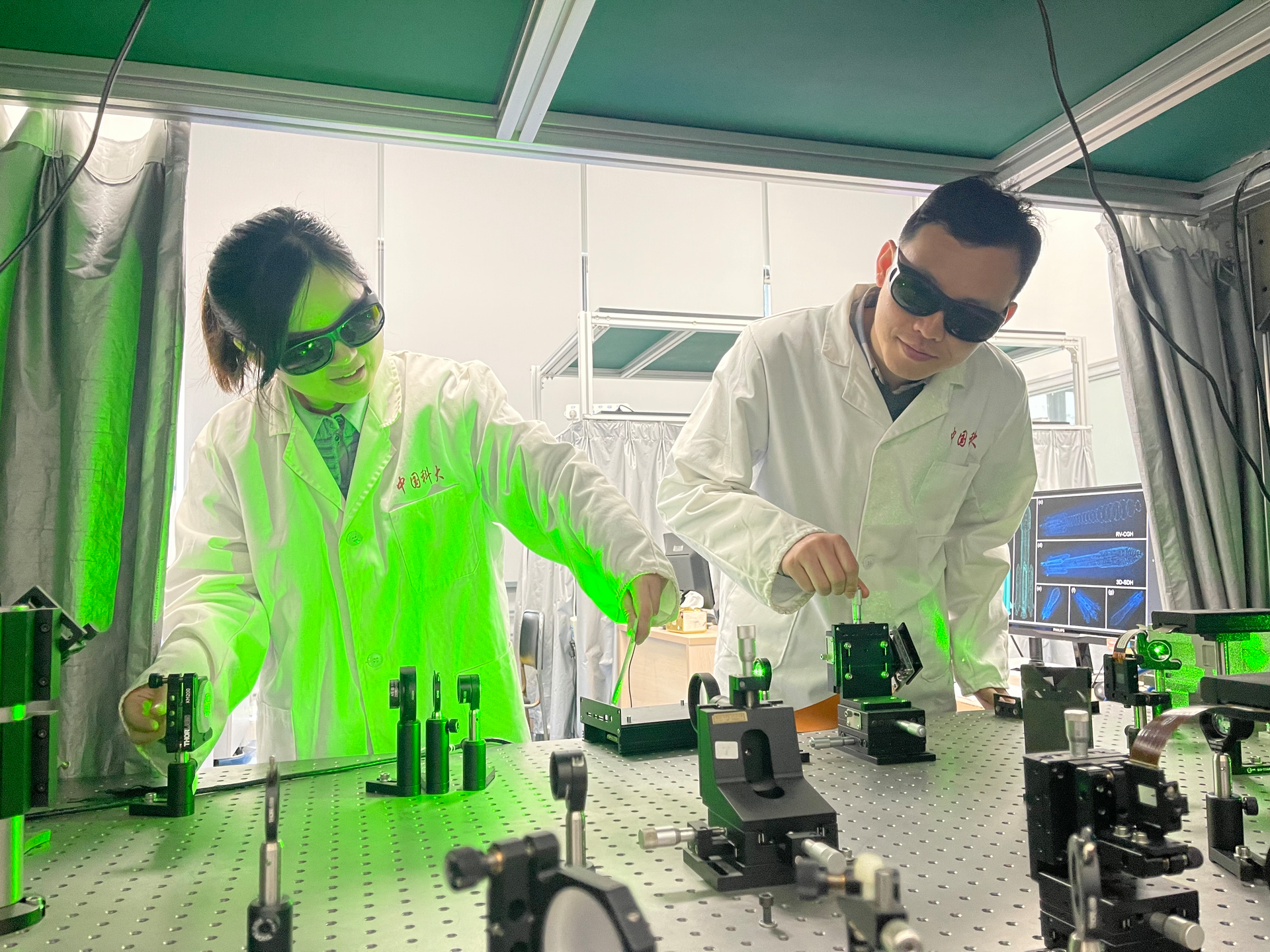 Panpan Yu (left) and Lei Gong in the lab, working on their 3D-SDH project, observe the speckle light field behind a scattering medium. The speckle field helps break the depth-control limit of holographic projection.