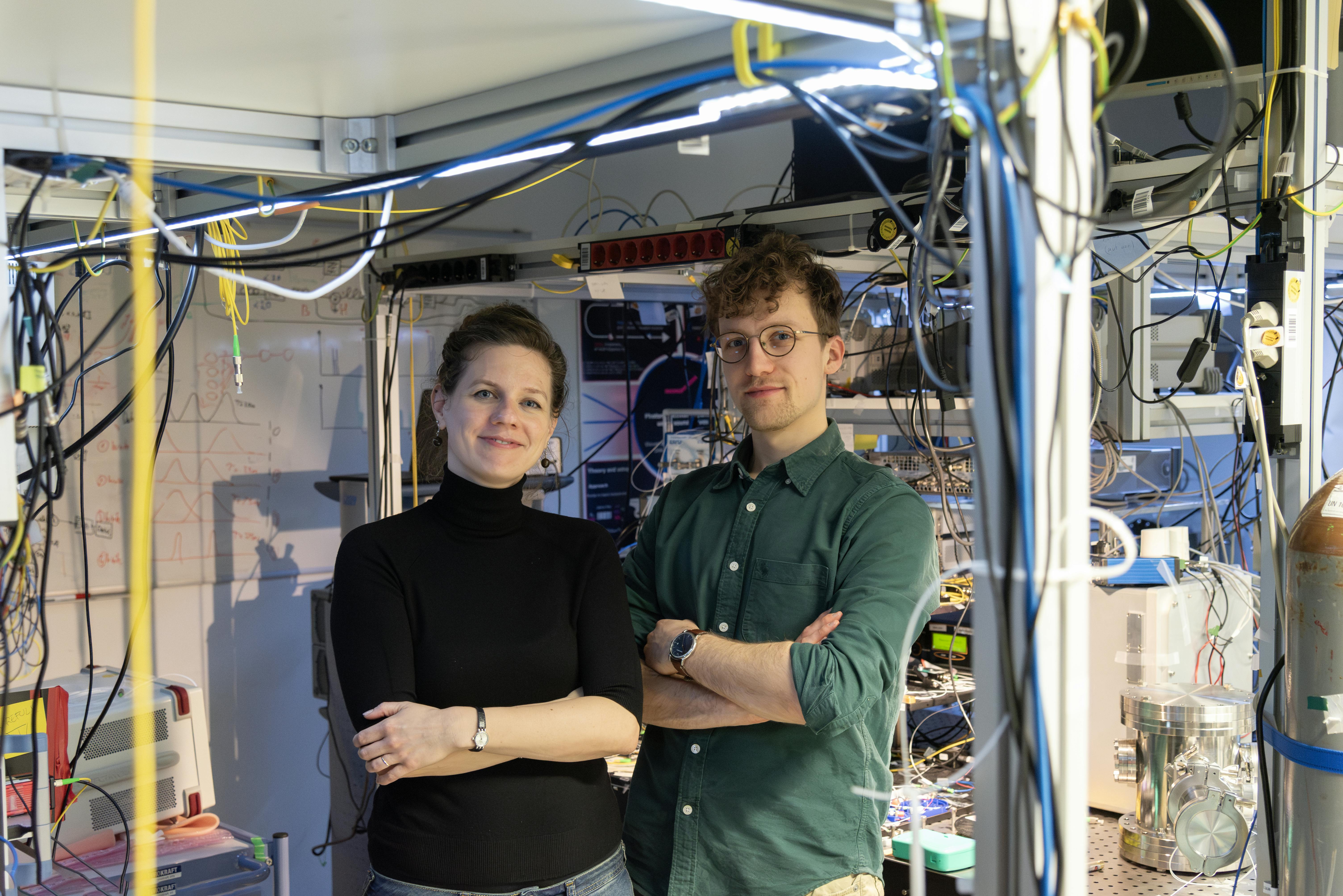 Birgit Stiller and Steven Becker in the lab with their setup.