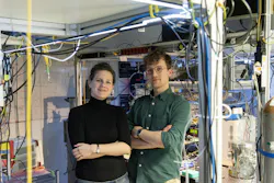 Birgit Stiller and Steven Becker in the lab with their setup. Birgit Stiller and Steven Becker in the lab with their setup.