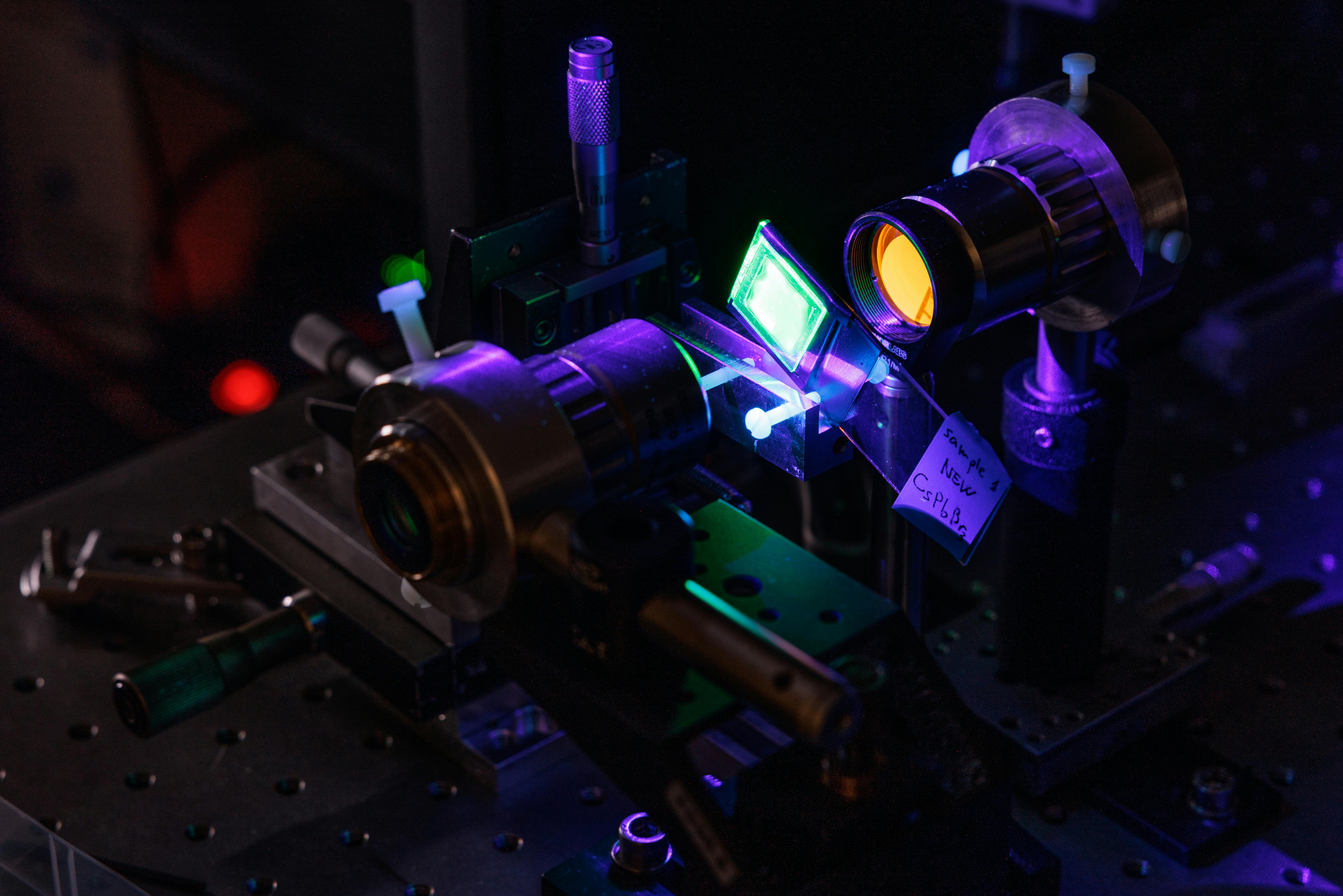 The team&rsquo;s setup for time-resolved photoluminescence measurements. Credit: &Eacute;cole Polytechnique/J&eacute;r&eacute;my Barande