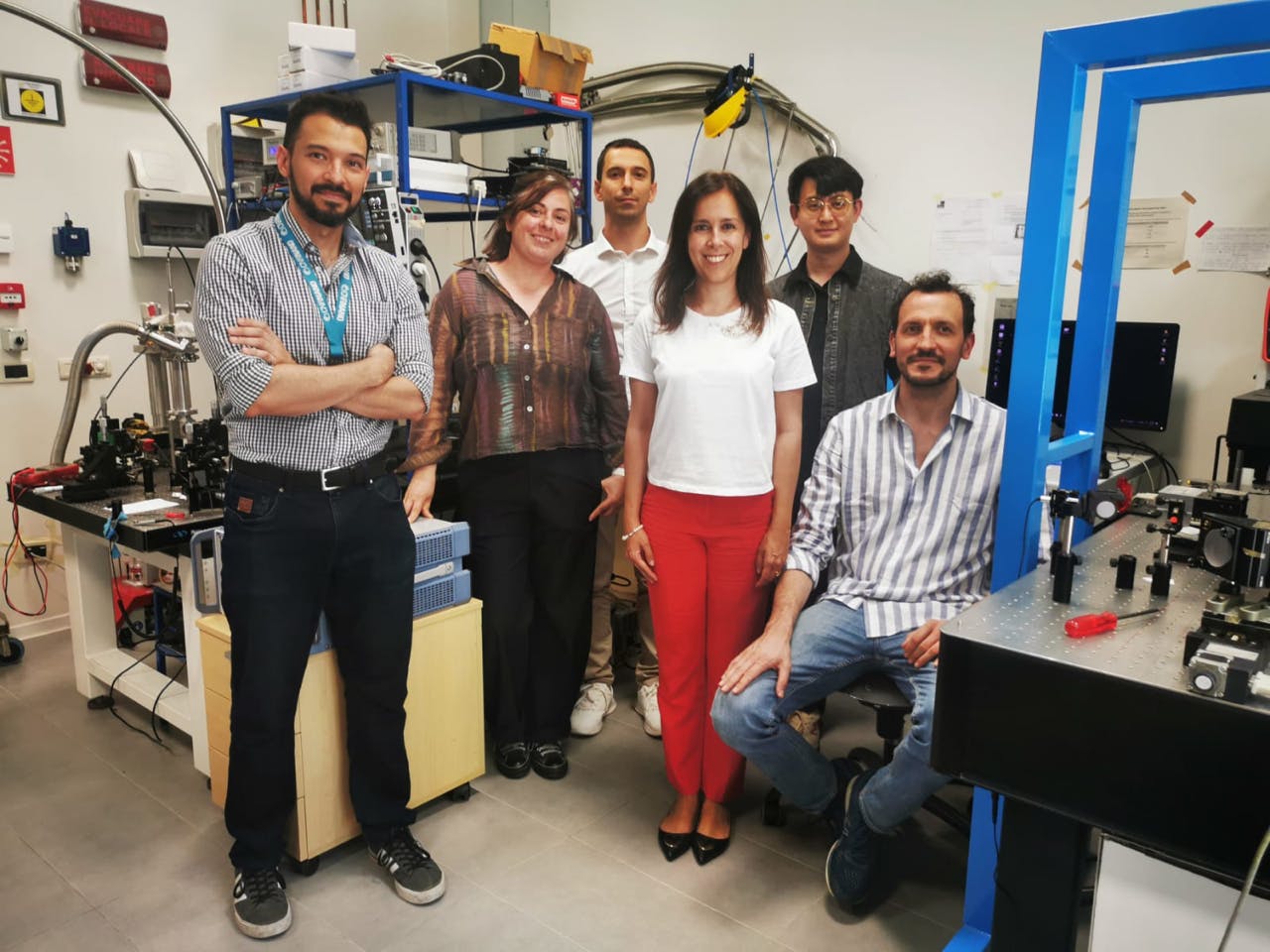 In the lab with their setup (from left to right): Dr. Alejandro Justo Guerrero, Dr. Alessandra Di Gaspare, Dr. Vladimir Pusharev, Professor Miriam Serena Vitiello, Dr. Lili Shi, and Dr. Leonardo Viti. Credit: Miriam Serena Vitiello