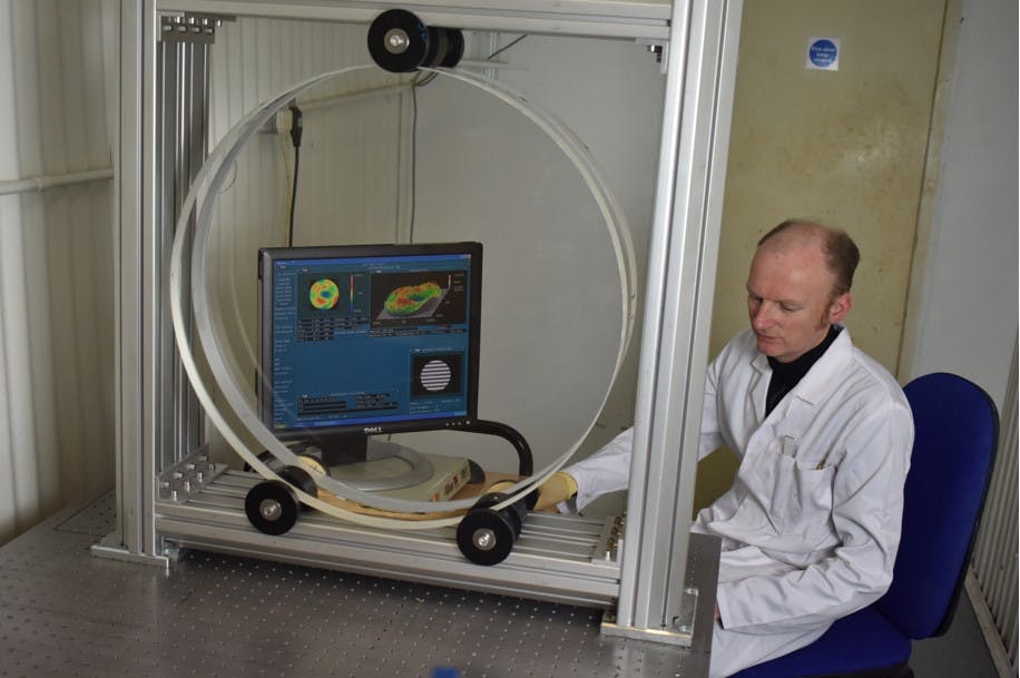 Interferometric test set-up incorporating a transmission reference flat
