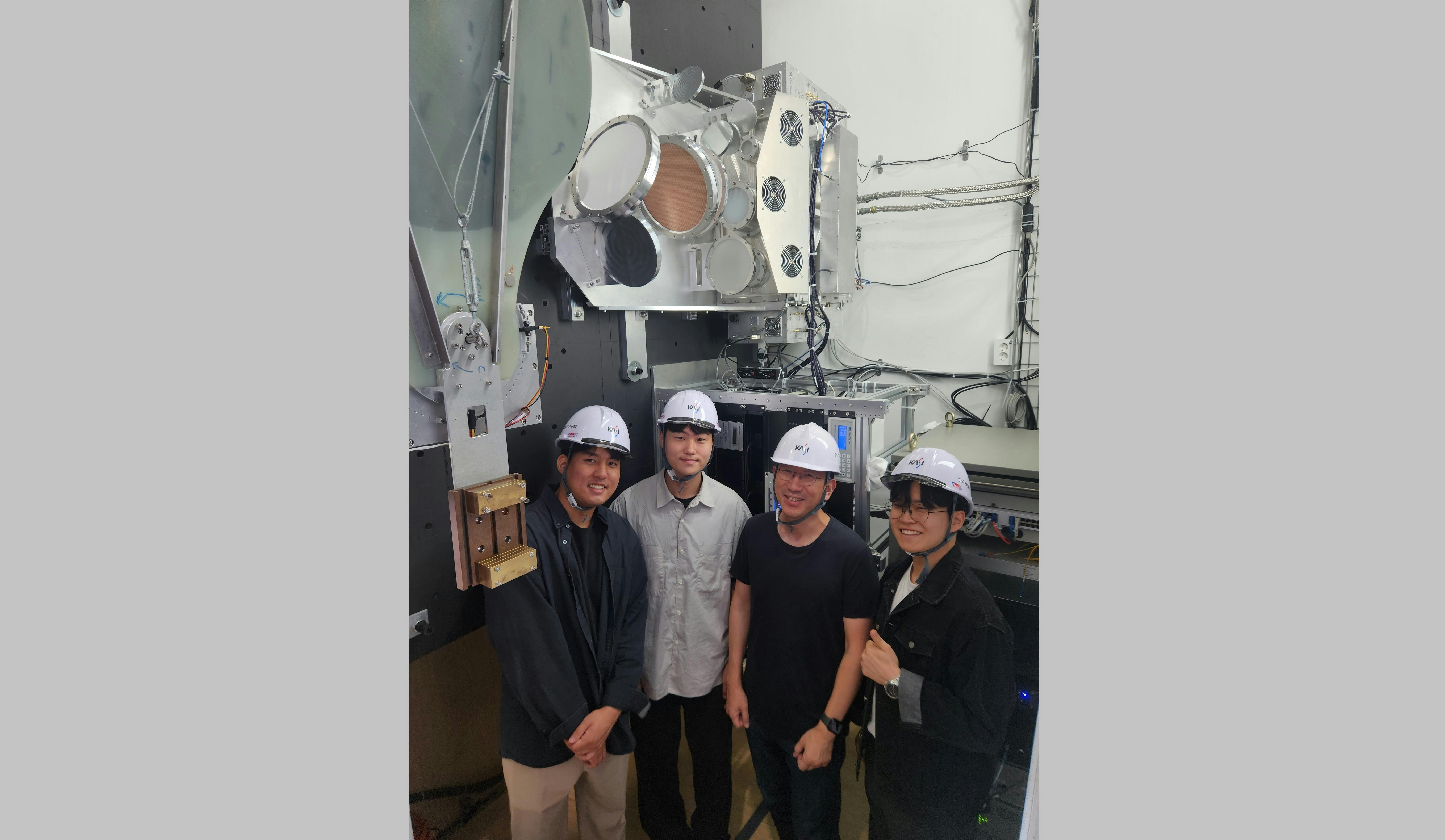 (L-R) Junyong Choi, Woonsong Jeong, Jungwon Kim, and Jihoon Baek inside the antenna receiver room at KVN Pyeongchang radio telescope.