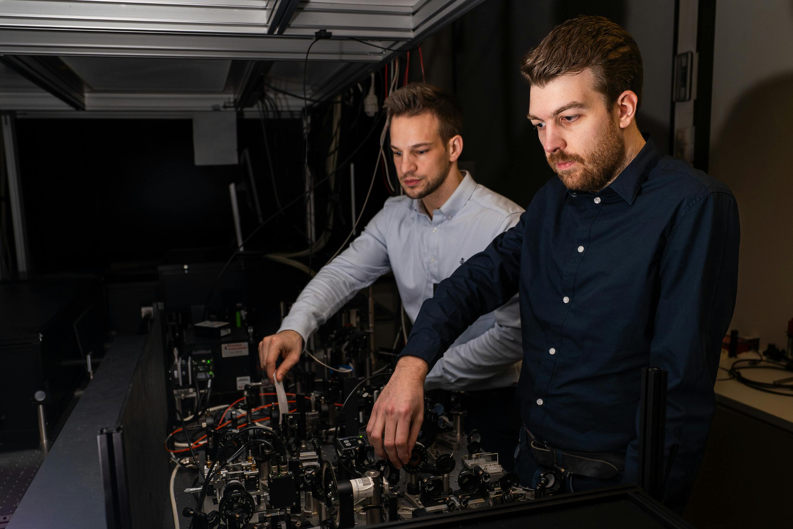 Daniel Timmer (front) and Moritz Gittinger in the lab working on the 2DES setup.