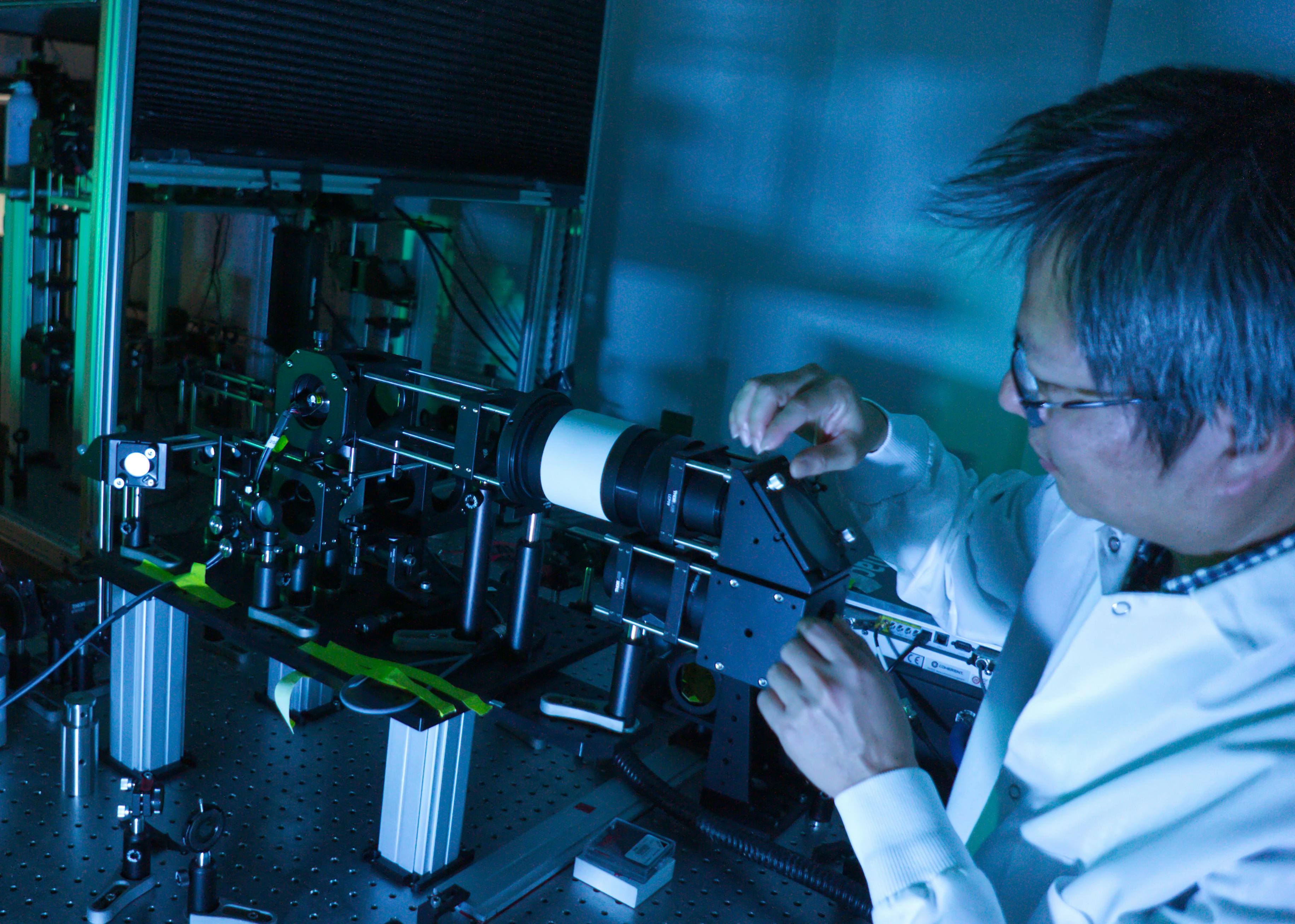 A moment of focus in the Smith Lab: perfecting a prototype SAM-integrated multiphoton imaging system for the next leap in imaging technology.