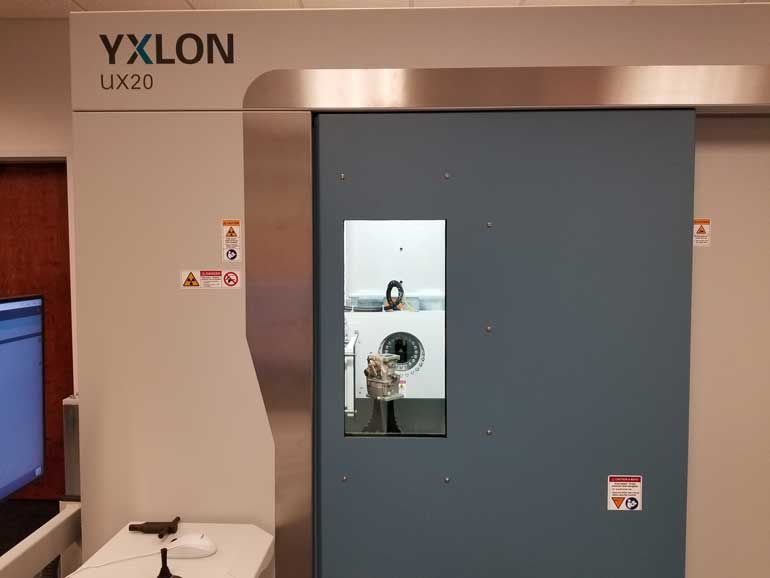 Un carburateur est scanné CT dans le système d'inspection aux rayons X et CT UX20 d'Yxlon.