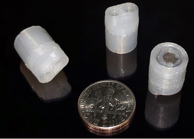 Les pompes magnétiques monolithiques entièrement imprimées en 3D ont des ports (visibles dans les pompes à gauche et au centre) et un aimant intégré (visible dans la pompe à droite).