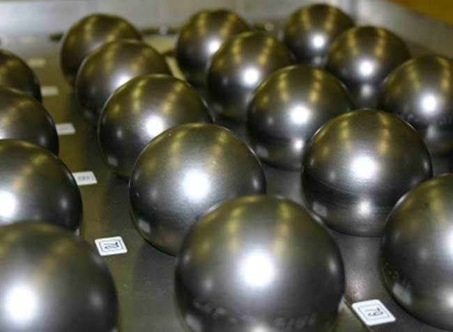 Les particules TRISO peuvent être transformées en sphères de la taille d'une boule de billard (appelées cailloux) pour être utilisées comme combustible dans des réacteurs refroidis au gaz à haute température ou au sel fondu.