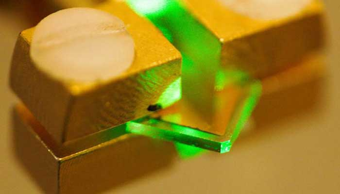 Un interrupteur photoconducteur fabriqué à partir d'un diamant synthétique est testé au LLNL sous test.