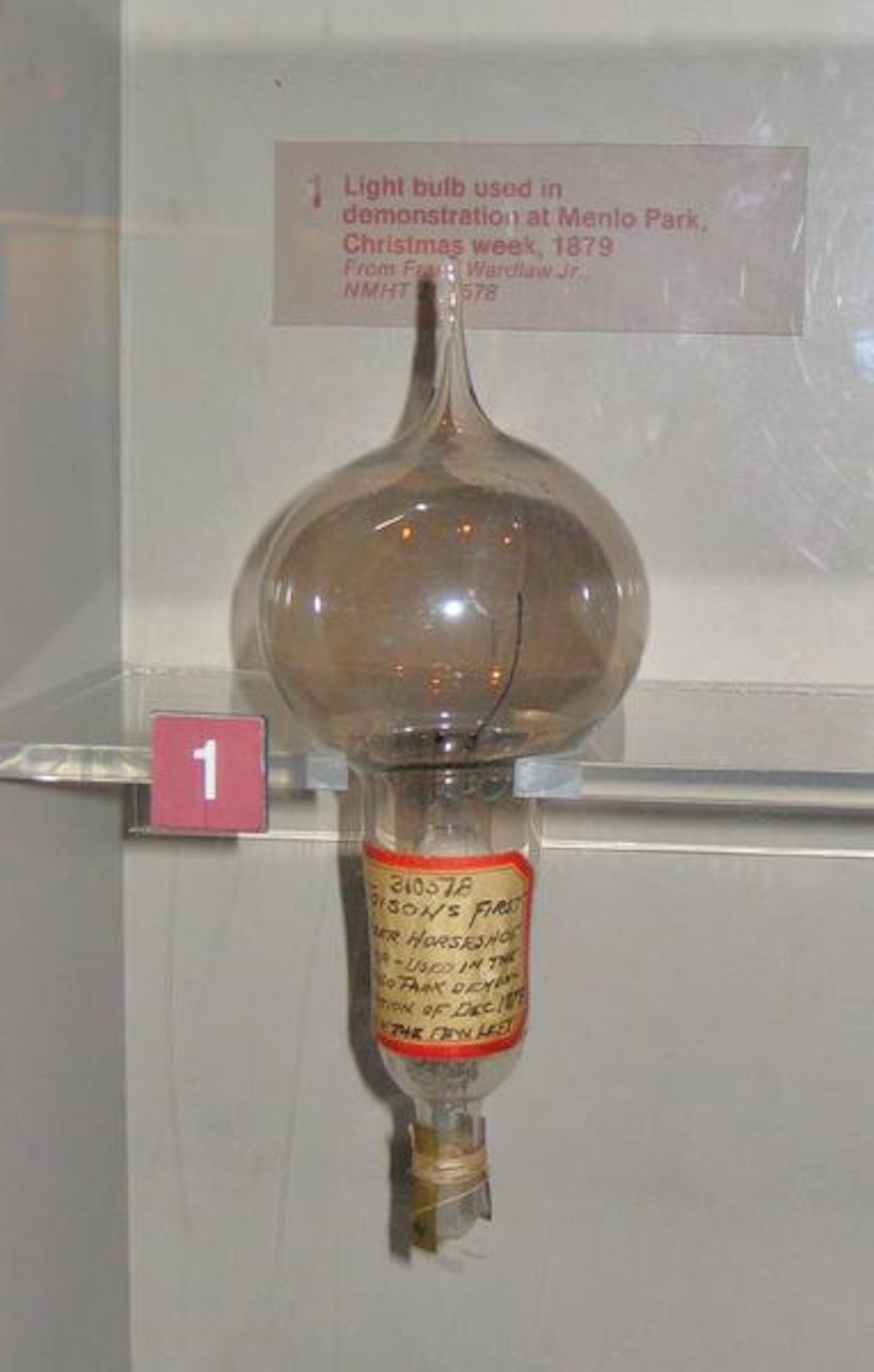 メンロパークで展示されているトーマス-エジソンの最初の電球。