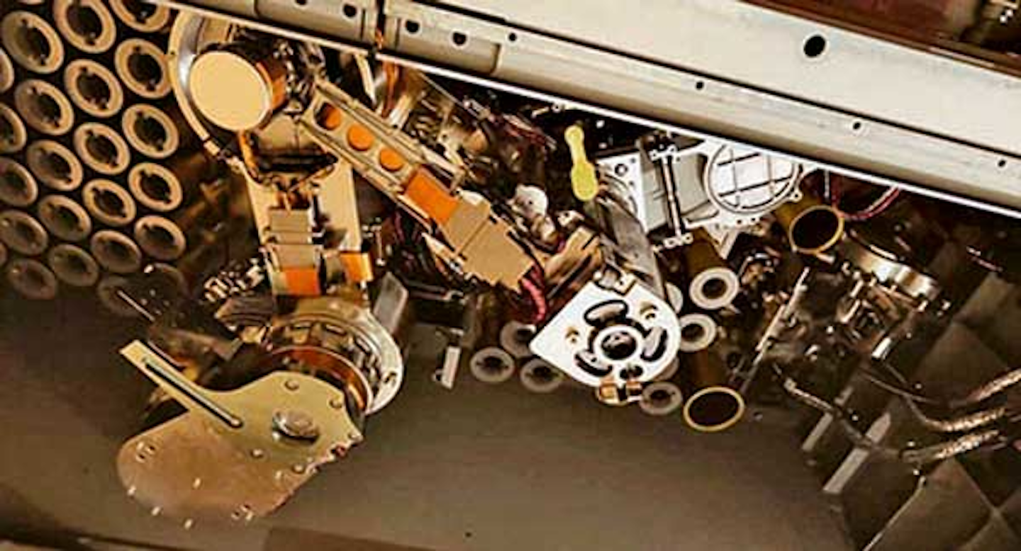 The robotic arm of the rover (with the orange connections) moves and transports geological samples, as well as being loaded into ships that will receive a future Mars mission back and return to Earth.
