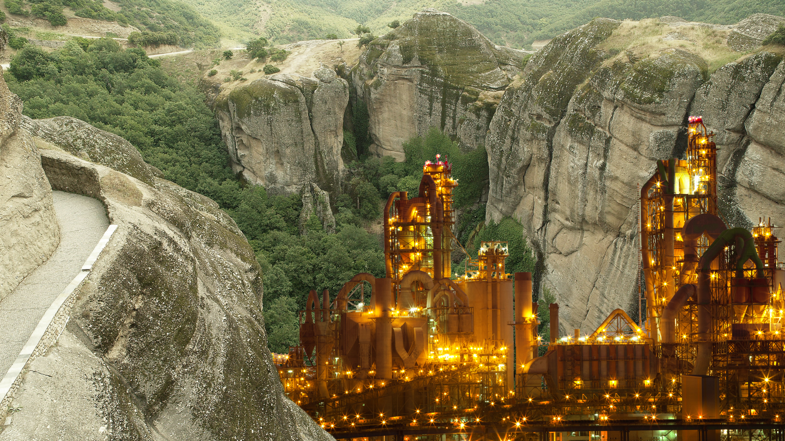 Manufacturing plant in a chasm