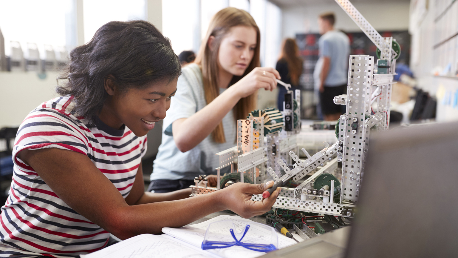 Students building a machine in an engineering class