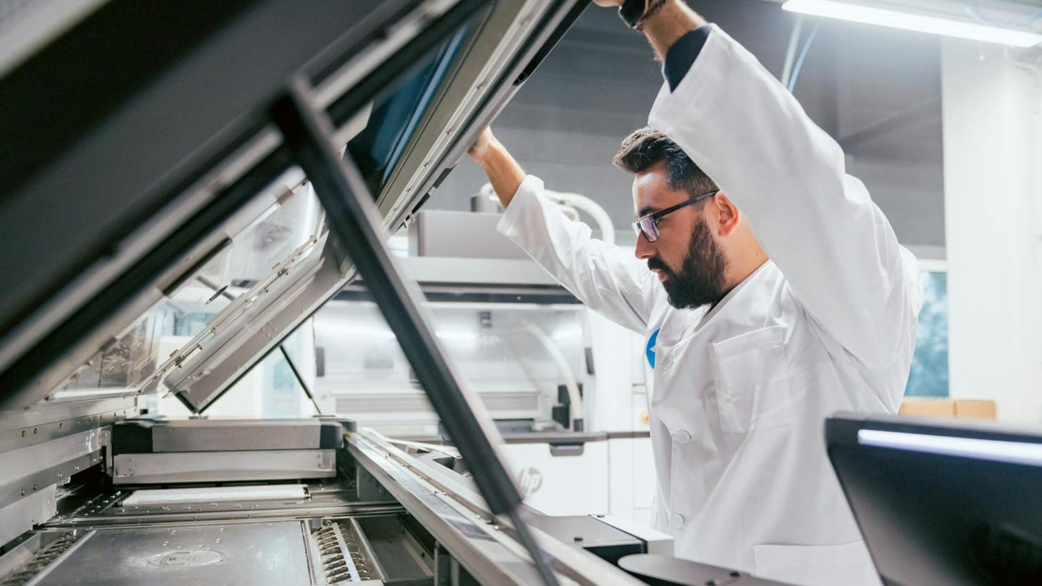 This image shows under the lid of the HP Jet Fusion 5200 Series printer, which was built specifically to enable high-volume production.