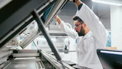 This image shows under the lid of the HP Jet Fusion 5200 Series printer, which was built specifically to enable high-volume production. This image shows under the lid of the HP Jet Fusion 5200 Series printer, which was built specifically to enable high-volume production.