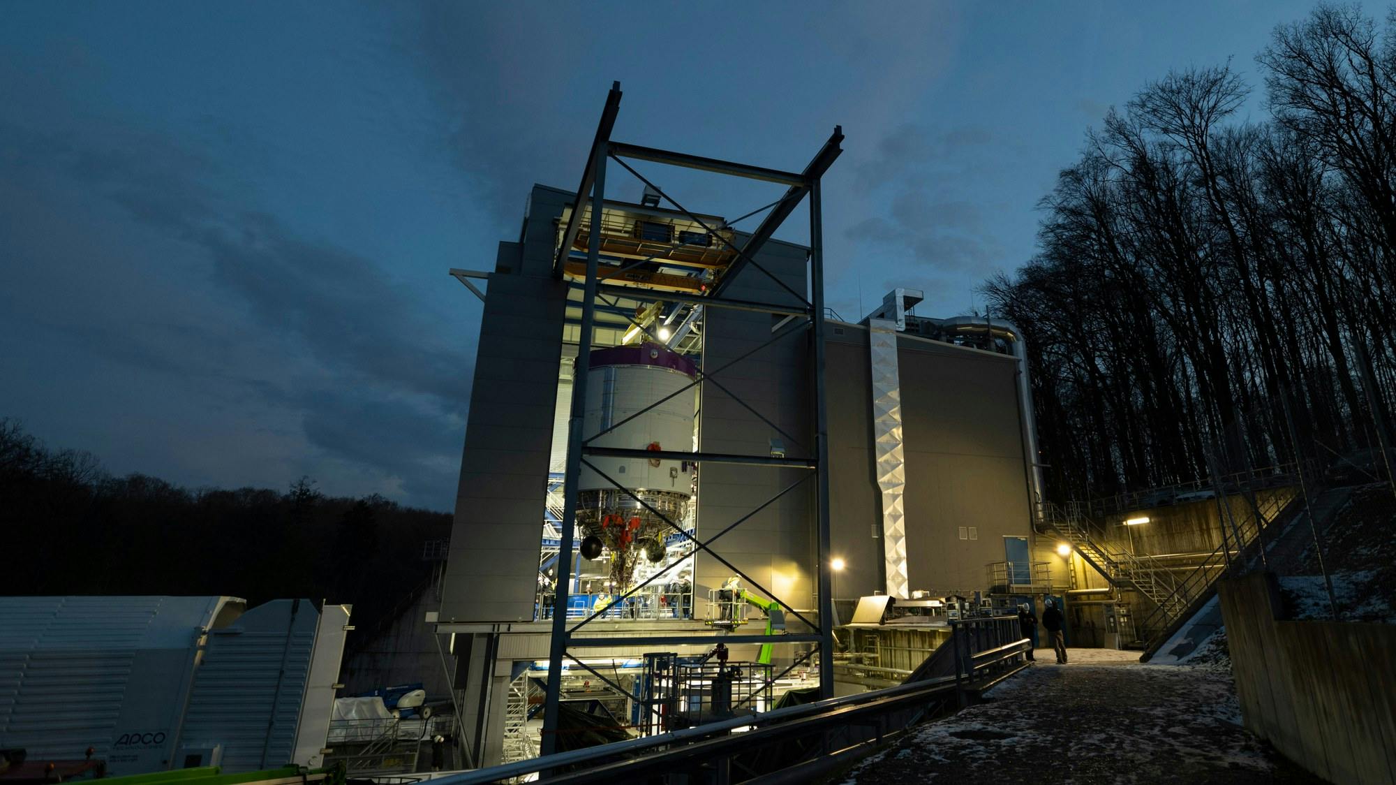 Tests on the Ariane 6 upper stage are among the major milestones in this launcher's development. In Lampoldshausen, teams from DLR, ArianeGroup and the European Space Agency (ESA) were able to refuel the new upper stage and cool it down for the first time, testing its Vinci engine in a 'hot fire' test lasting 45 seconds. Credit: DLR (CC BY-NC-ND 3.0)