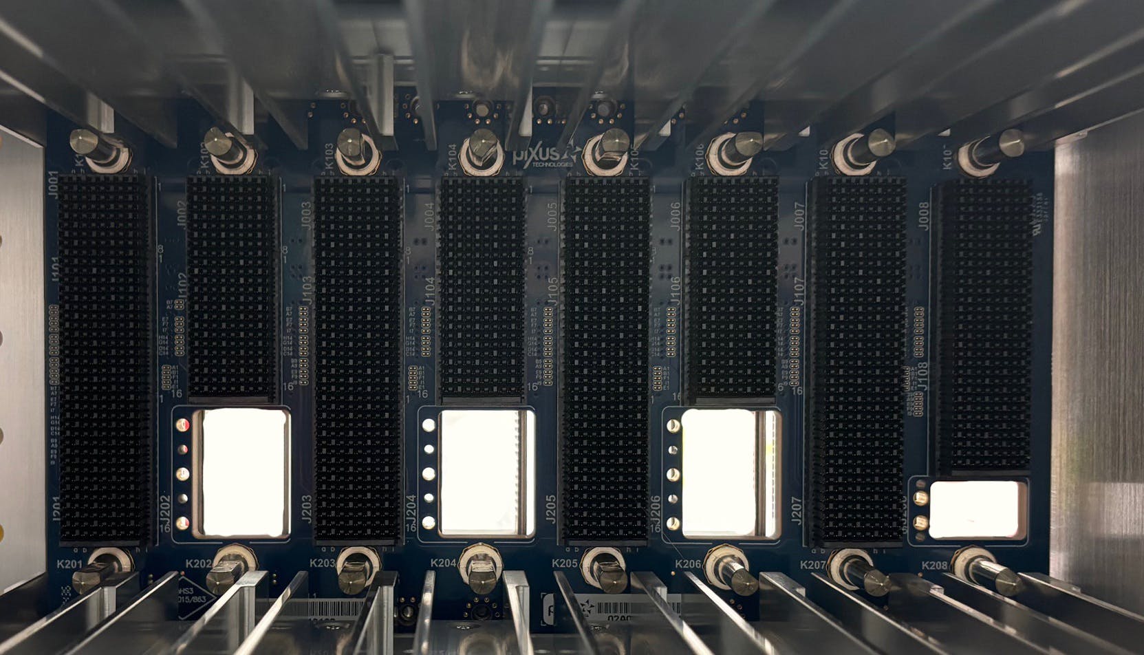 The Pixus Technologies C5ISR Modular Suite of Standards (CMOSS) and SOSA development backplane supports switches, PNT, and VITA 62 power supply slots.