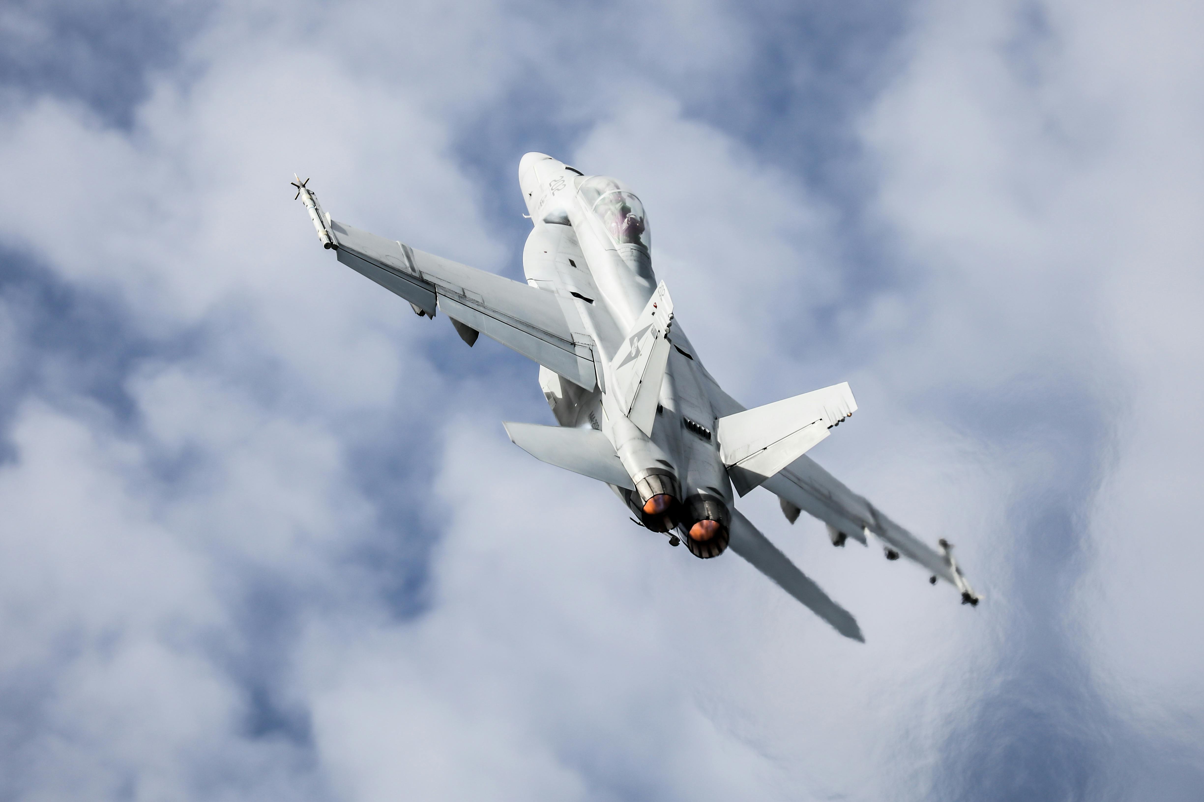 As many as 60 U.S. Navy F/A-18 E/F jet fighter-bombers will receive upgrades for avionics, radar, and electronic warfare (EW) systems