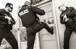 Mhlnews Com Sites Mhlnews com Files Uploads 2014 08 Police Breaking Door Mhlnews Com Sites Mhlnews com Files Uploads 2014 08 Police Breaking Door