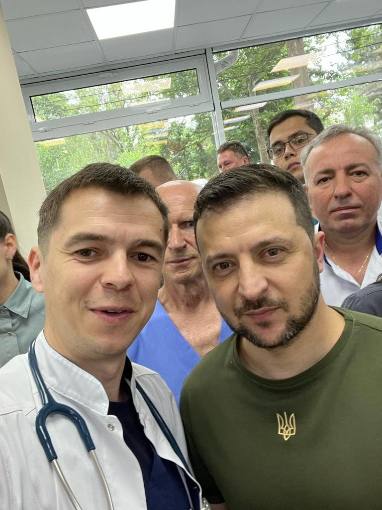Ukraine President Volodymyr Zelensky with 'solar doctor' Dmytro Fedorenko, head of the intensive care unit at Mykolaiv Oblast Hospital in Mykolaiv. Image credit New Use Energy