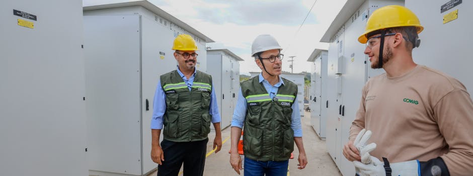 Minas Gerais' Governor Romeu Zema and Vice-Governor Mateus Sim&otilde;es at the launch of Cemig's microgrid in Serra da Saudade. (Source: Dirceu Aur&eacute;lio / MG Press, courtesy of Ag&ecirc;ncia Minas_