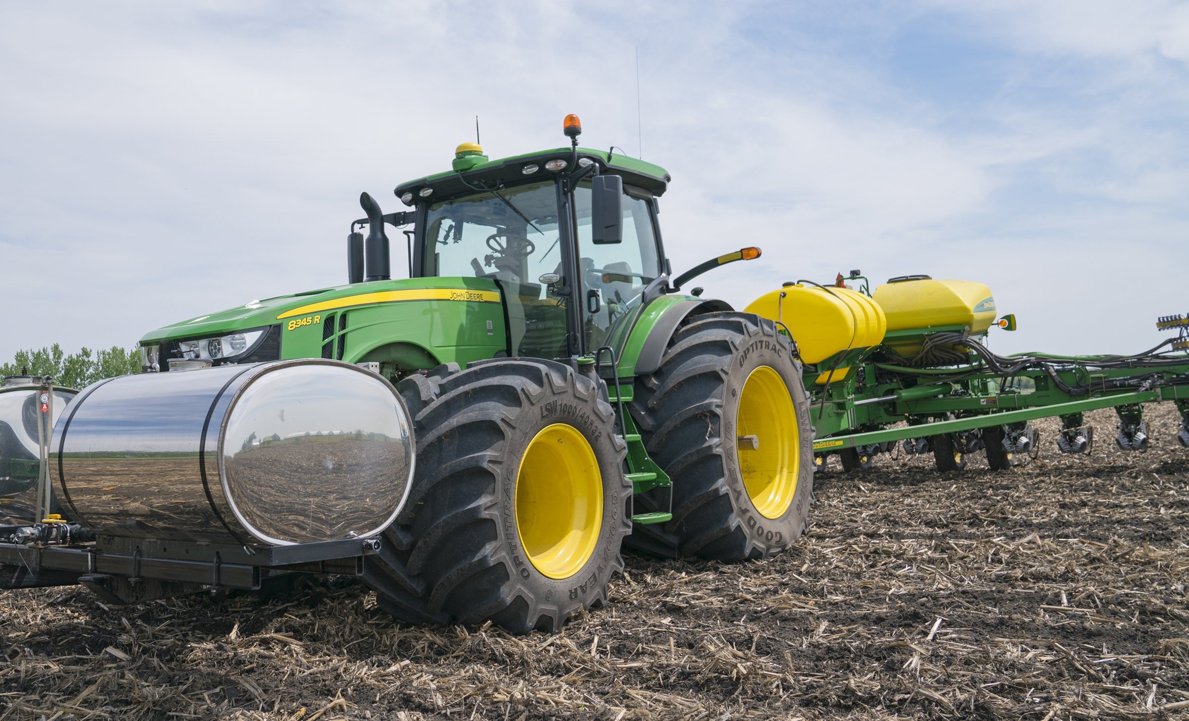 1673023432765 Goodyearfarmtiresearnspoton2021johndeere8rseries