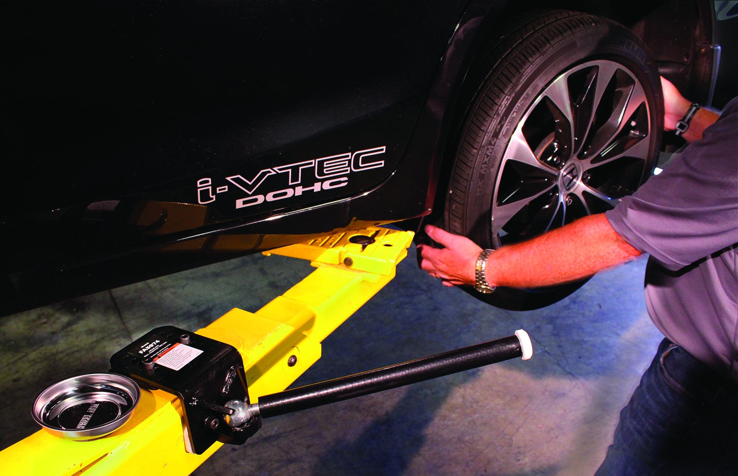 1673039779048 Rotarylifttirehangermakesiteasiertoremovewheels
