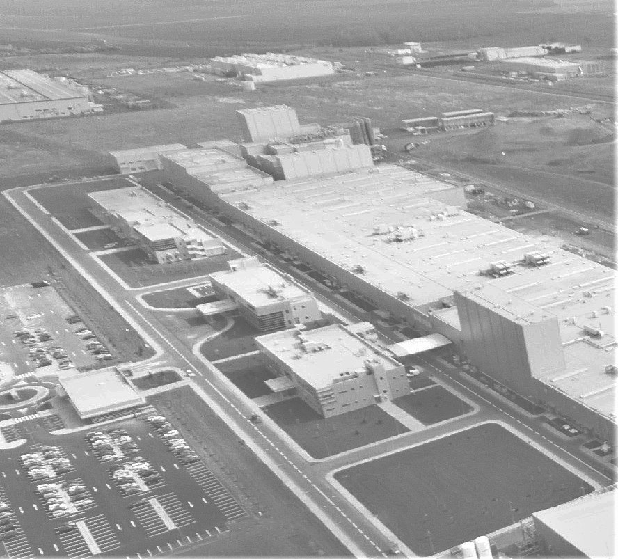 1673279442001 Nexenofficialsprepareforgrandopeningofczechplant