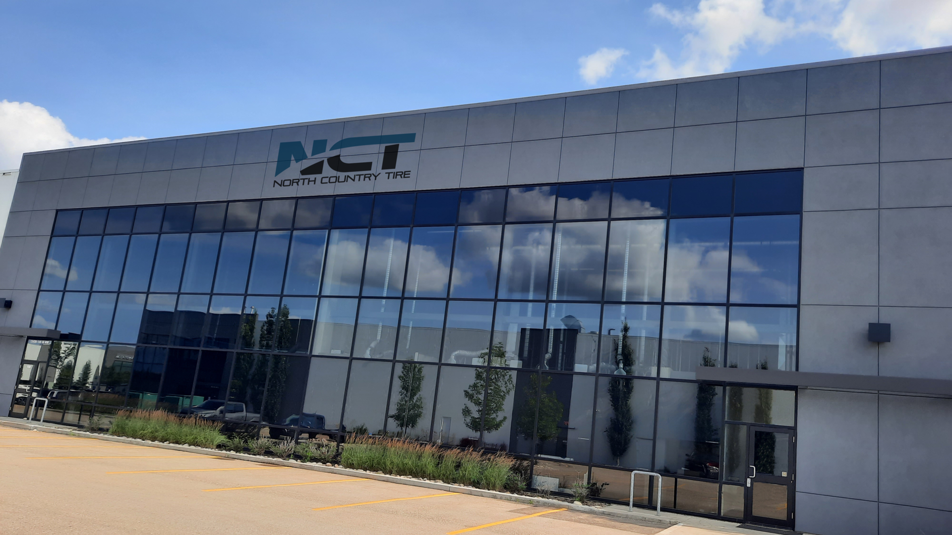 Distribution Stox recently announced it will acquire Edmonton, Alberta-based North Country Tire Distributors, which has warehouses in Alberta, British Columbia and Manitoba.