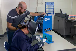 AugmentedArc_instructor-female-welder AugmentedArc_instructor-female-welder