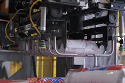 The bag gripper reaches the pallet. The bag gripper reaches the pallet.