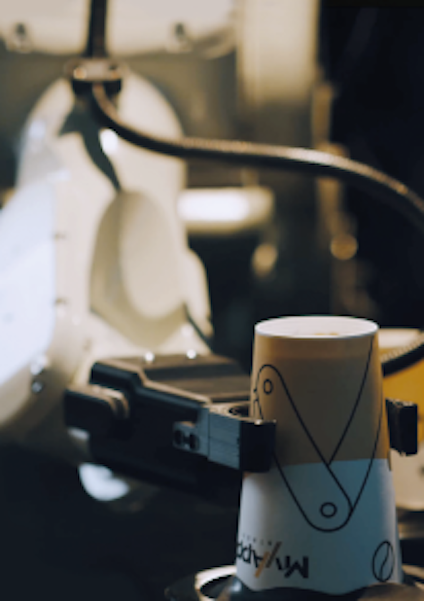 Rukovanje šalicom kave: električni paralelni hvataljka s 2 čeljusti iz serije GEP2000 tvrtke Zimmer Group.