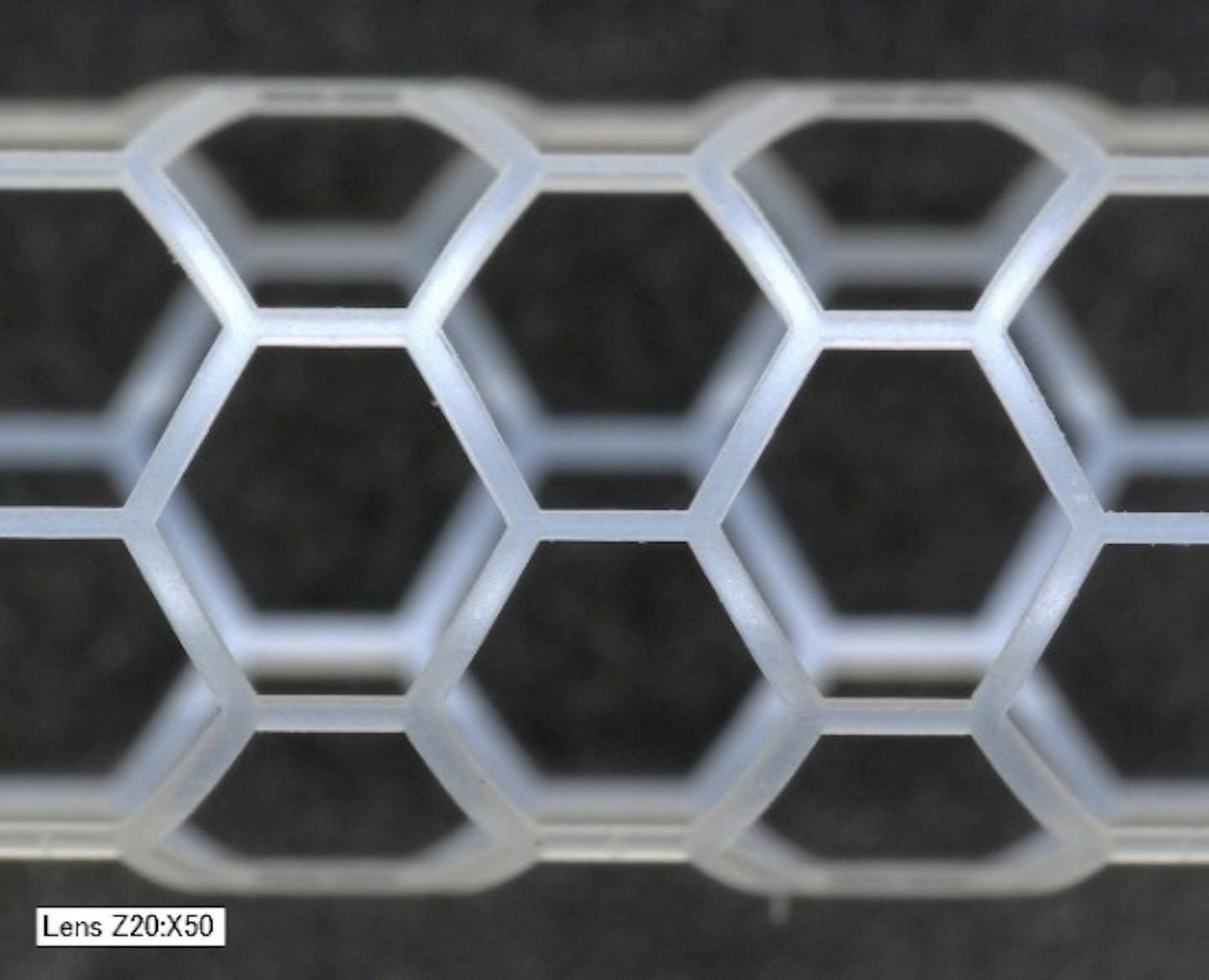 Polimerni stent izrezan u nježnoj saćastoj strukturi, izrađen je ultrakratkim pulsnim laserskim rezanjem.