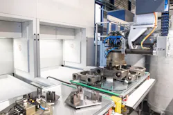 The gantry loader can handle workpieces as well as jaws and grippers. The gantry loader can handle workpieces as well as jaws and grippers.