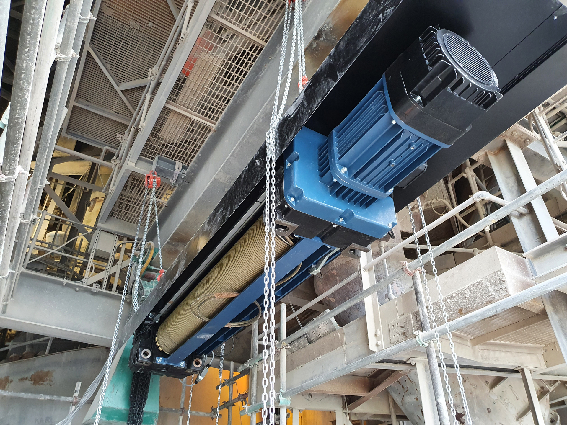 22,000-pound SWL electric-powered wire-rope hoist unit lifted into final position at a 196-foot height.