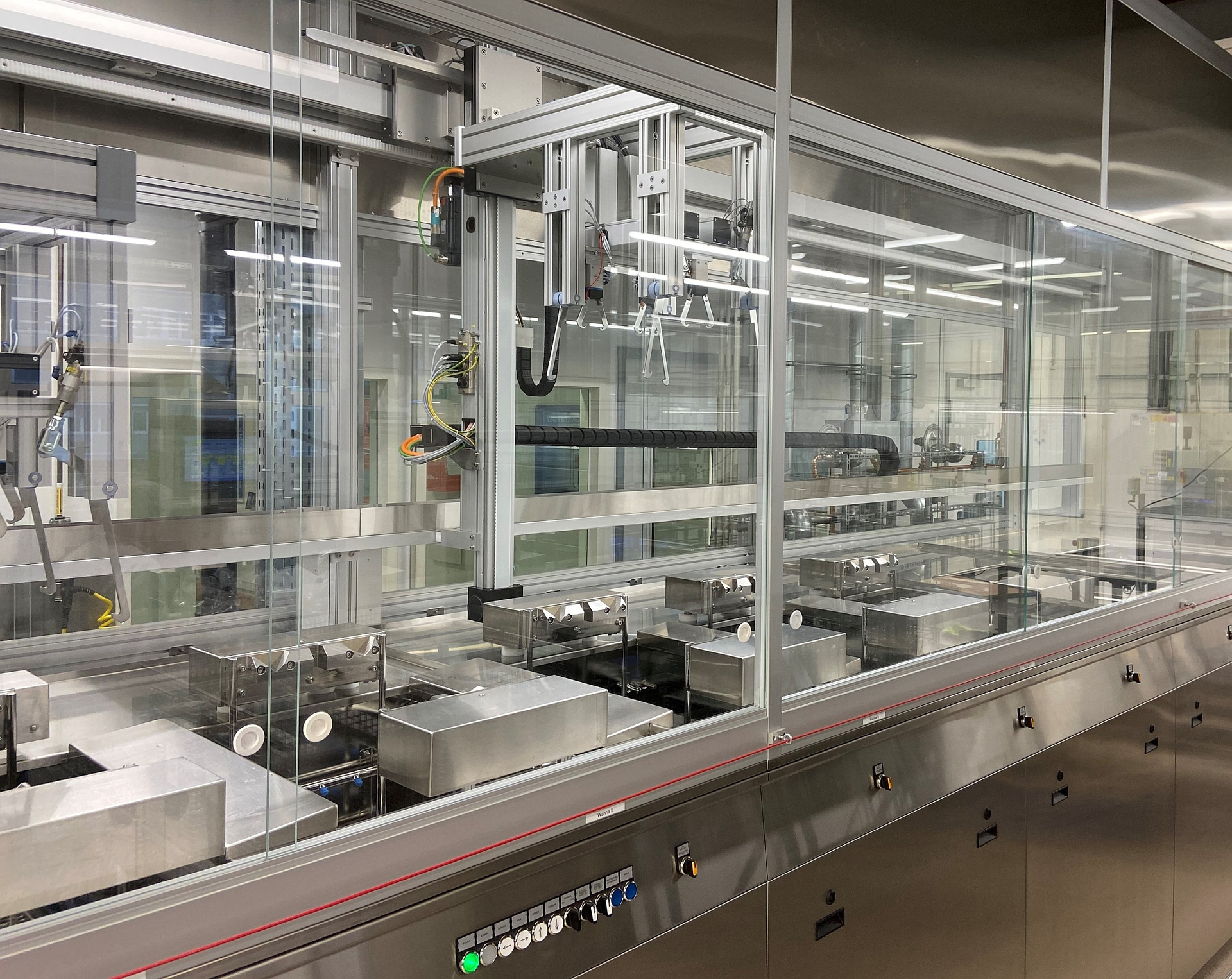 Multi-bath ultrasonic cleaning systems are an optimum solution in cases with a wide variety of materials, high throughput requirements, and cleanliness specifications corresponding to Grades 2 and 1. The cleaning and rinsing stations can be freely combined, allowing the use of different cleaning media and qualities of rinsing water.