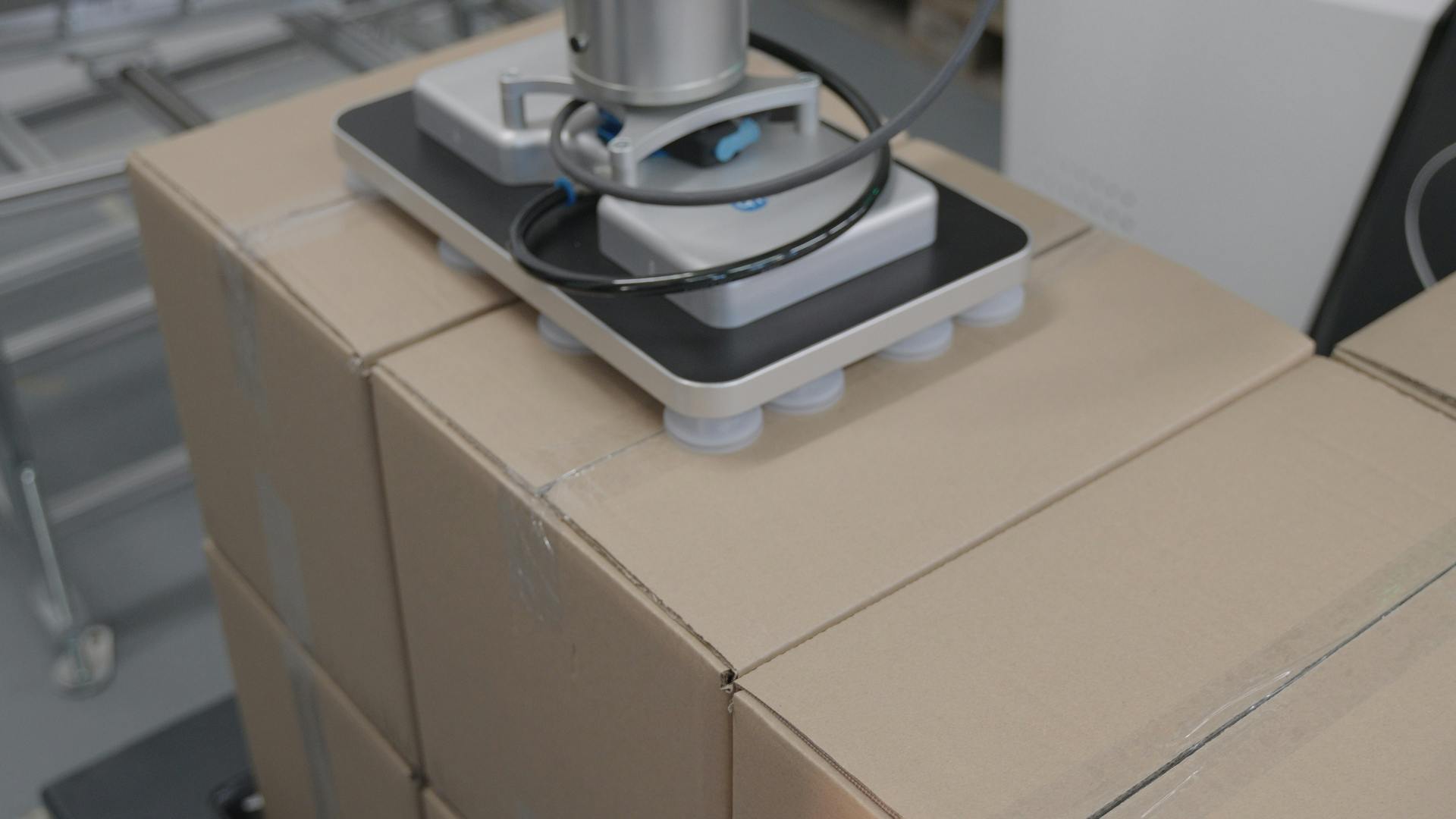 VGP30 vacuum robot gripper picking up box