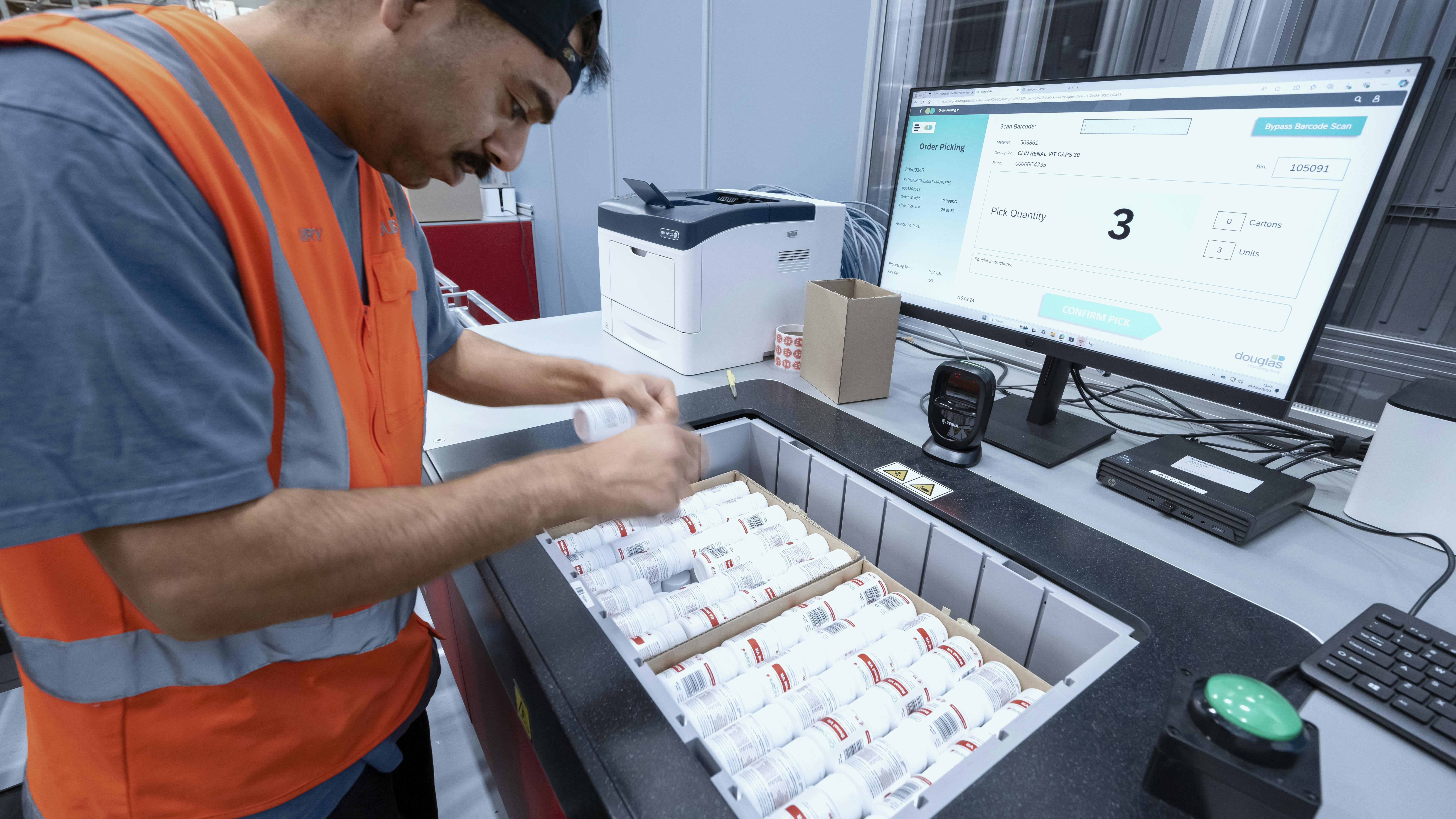 Kardex worker using the integrated Paccurate solution to pack an order.